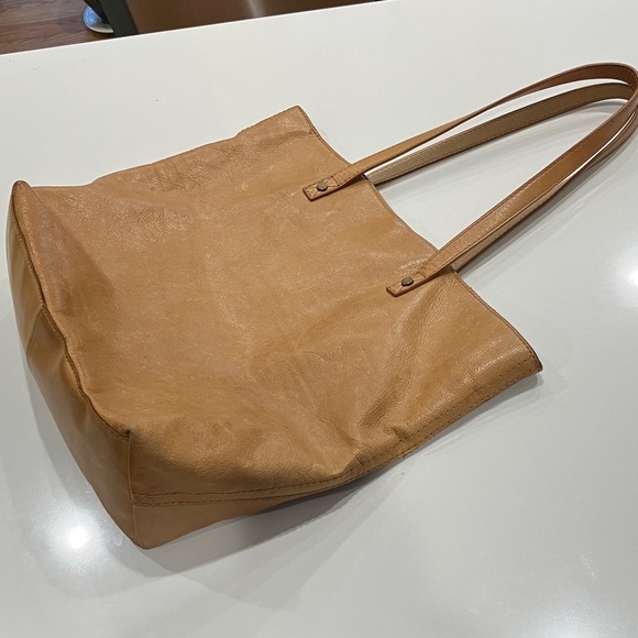 Elegant Tan Leather Tote Bag - Picture 2 of 5